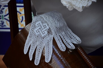 guantes blancos de encaje de bolillos hecho a mano, artesanía 
