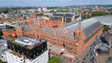 Foto op Plexiglas London Kings Cross and St Pancras Train stations from above - aerial view © 4kclips