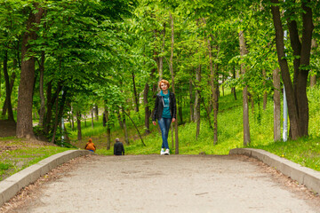 Fototapeta na wymiar beautiful girl walking in summer park