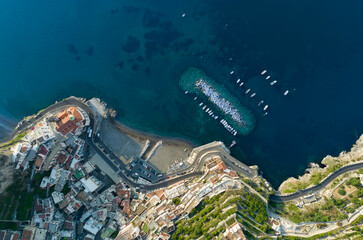 Uitzicht van bovenaf, prachtige luchtfoto van het dorp Atrani. Atrani is een stad en gemeente aan de kust van Amalfi in de provincie Salerno in de regio Campanië in het zuidwesten van Italië.