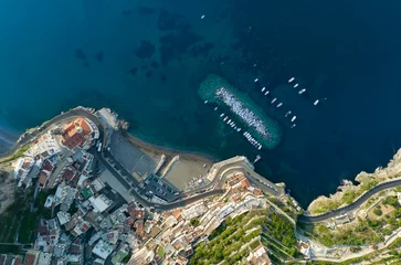 Foto auf Acrylglas Strand von Positano, Amalfiküste, Italien Blick von oben, atemberaubende Luftaufnahme des Dorfes Atrani. Atrani ist eine Stadt und Gemeinde an der Amalfiküste in der Provinz Salerno in der Region Kampanien im Südwesten Italiens.