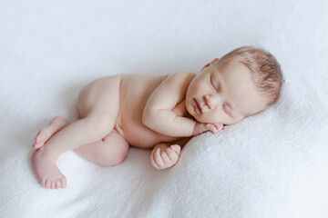 Beutiful sleeping newborn baby girl - 511559578