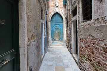 La porte bleue. La porta blu. Vue typique d'une ruelle vénitienne. Venise. Italie.
