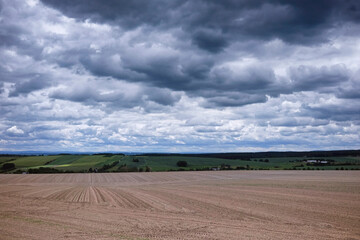 Fototapeta na wymiar #dunkle Wolken #Himmelfahrt #Feld #Feldrand #Wetter #Regen #Fernblick #Ausblick #dunkle Zeiten