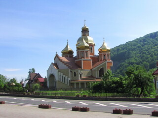 Fototapeta na wymiar Beautiful church at the foot of the mountain