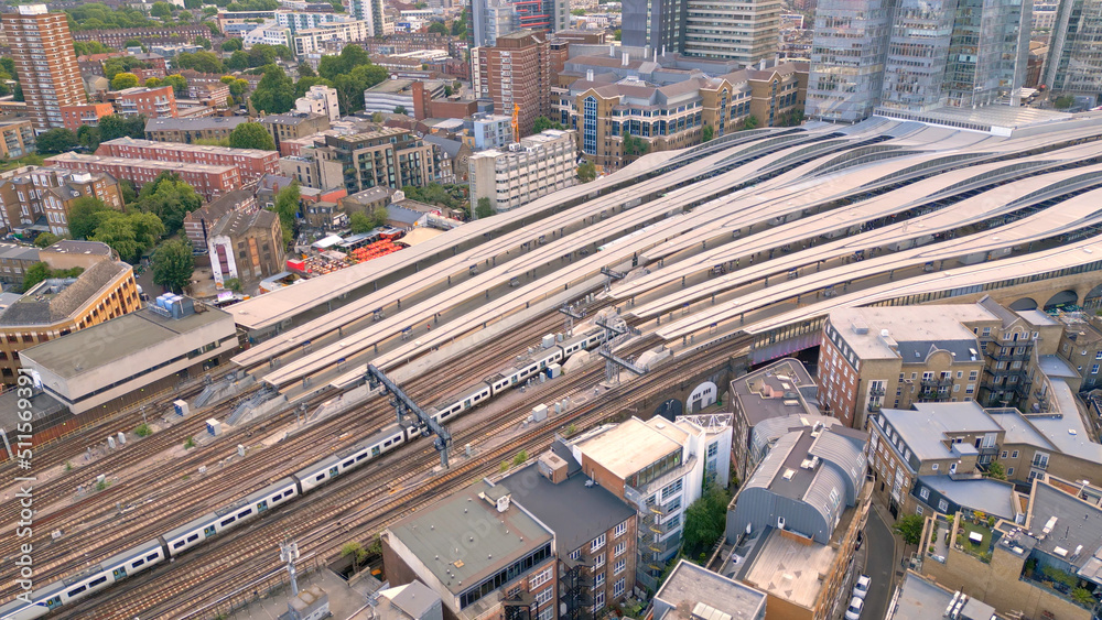 Wall mural london bridge station from above - train coming in