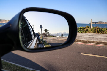 Vista da Praia de Piratininga pelo retrovisor de um carro 