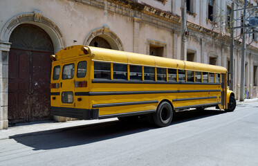 Plakat old school bus in the streets of havana
