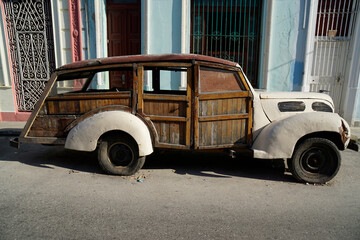 classic car restored with wood in havana - obrazy, fototapety, plakaty