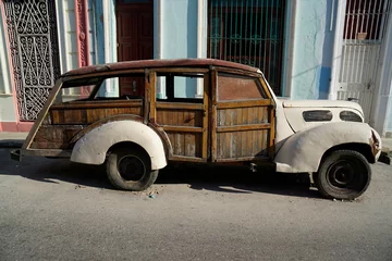 Abwaschbare Fototapete Havana classic car restored with wood in havana