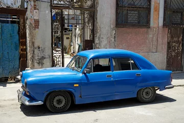 Fototapeten blue old classic car in the streets of havana © chriss73