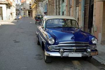 Fototapeten blue old classic car in the streets of havana © chriss73