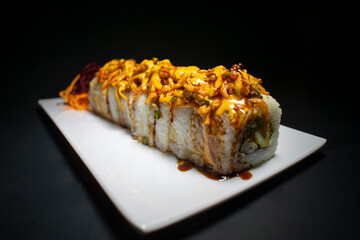 Sushi de salmon con salsa 