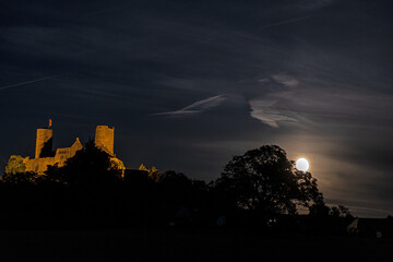 Obraz premium Image of illuminated Muenzenberg castle ruin in Germany in the evening