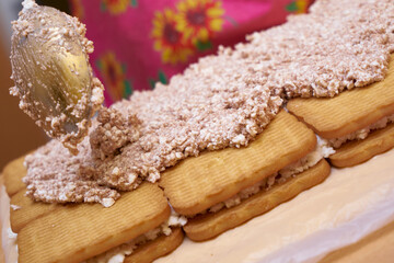 Put the cottage cheese and spread the cookies. Cooking cake 