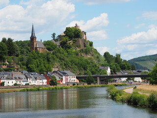 Stadt Saarburg an der Saar – Ansichten von der Saarseite -  inmitten von Weinbergen in...