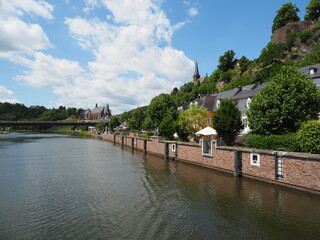 Stadt Saarburg an der Saar – Ansichten von der Saarseite -  inmitten von Weinbergen in Rheinland-Pfalz