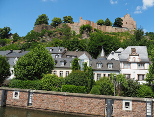 Stadt Saarburg an der Saar – Ansichten von der Saarseite -  inmitten von Weinbergen in Rheinland-Pfalz