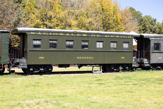vagon tren nacional de Mexico old green train wagon in railway museum