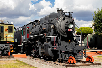 Fototapeta na wymiar black old mexican train locomotive in museo del ferrocarril, Puebla, railway museum, Mexico