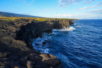 Cliffs of lava rock plummeting into the Pacific Ocean on the southern side of the Hawaiian Volcanoes National Park on the Big Island of Hawai'i, near the Holei Sea Arch along the Chain of Craters Road © Alexandre ROSA