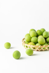 カゴに盛られた青梅