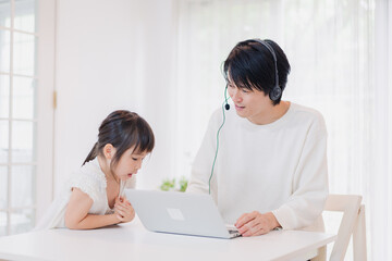 在宅勤務をするお父さんを邪魔する子ども