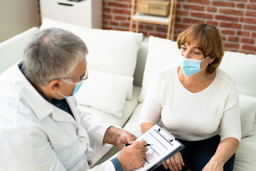 Obraz premium Doctor Talking To Elderly Patient