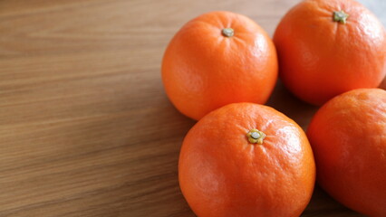 木製のテーブルに置いてあるオレンジ