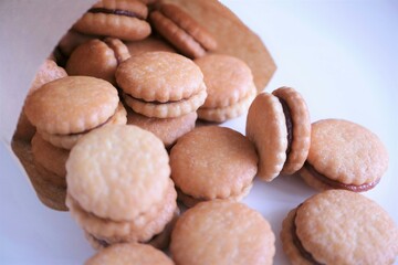 袋からこぼれ落ちた沢山のビスケット