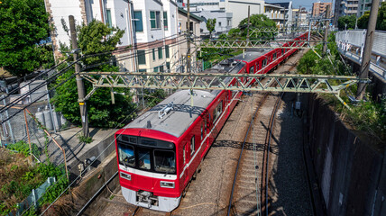 Obraz premium 六郷土手付近を走る電車