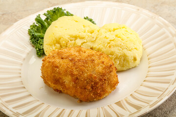 Crispy chicken cutlet with mashed potato