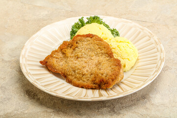 Crispy chicken schnitzel with mashed potato