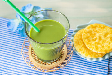 冷たい抹茶ラテ