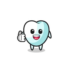Obraz premium tooth mascot doing thumbs up gesture