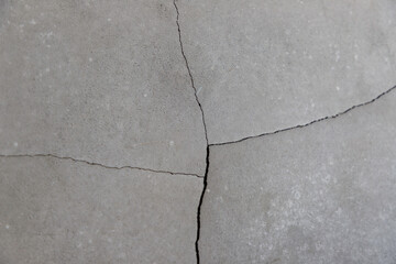 ひびの入ったモルタルの壁