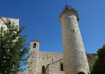 Léglise et la tour de Parignargues 