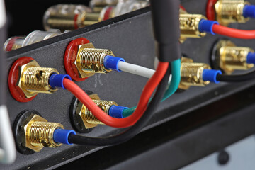 Connecting an audio amplifier using close-up connectors.