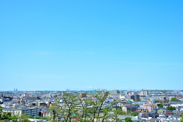 高いところから眺めた街の光景と青空