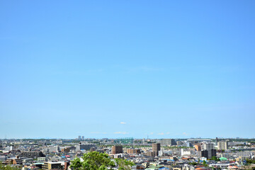 Obraz premium 高いところから眺めた街の光景と青空