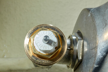 Install Heimeier thermostatic valve. Open-end wrench screws component to the old radiator....