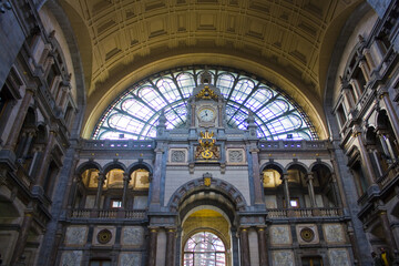 Fototapeta na wymiar Interior of Railway Station in Antwerpб Иудпшгь