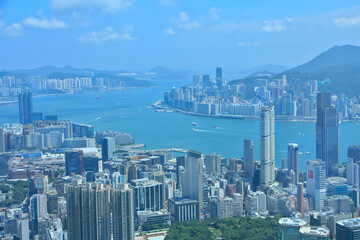 Obraz premium Magnificent View of Victoria Harbor on a Sunny Day in Hong Kong