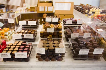 Badezimmer Foto Rückwand Showcase with Belgian chocolate in Brussels, Belgium © Lindasky76