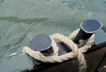 Filins d'amarrage sur un bateau.