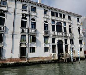 Fototapeta na wymiar Palais blanc ancien avec débarcadère. Venise. Italie.