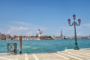 Fototapeta na wymiar Vue de Venise avec lampadaire ancien à trois branches.