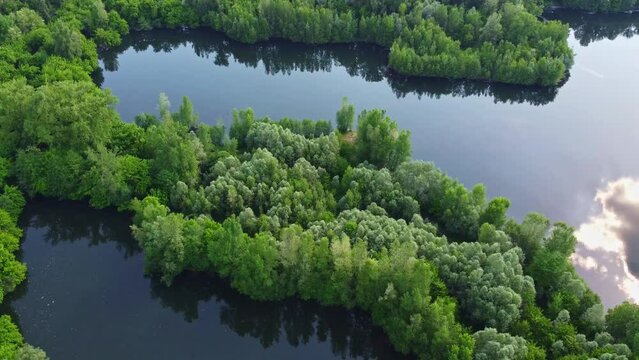 Succession de lacs et d'&eacute;tangs dans un cadre sauvage.