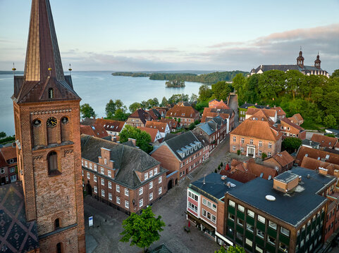 Pl&ouml;ner Rathaus mit Kirchturm