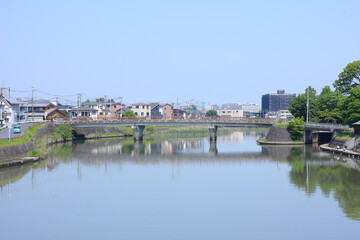 Fototapeta na wymiar 綾瀬川の風景と青い空：日本国埼玉県草加市